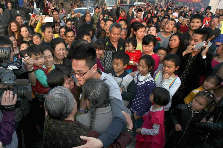 辽宁4岁男孩被拐 26年后母子终团聚感动全村 
